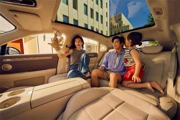 智己上演汽车界“戴维斯双击”