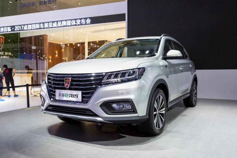 全新荣威950、荣威e950定义“高级轿车” 成都车展亮相售价16.88万起 互联网汽车上市一周年 系统升级带来颠覆式进化