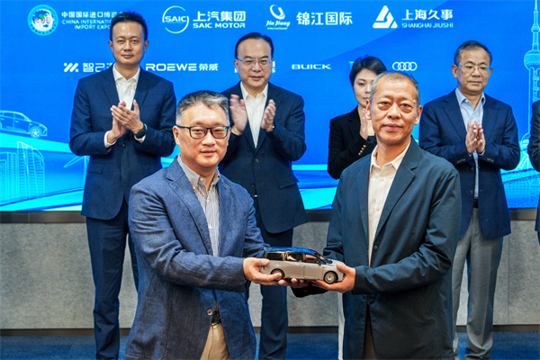 开云电子集团向进博会交付750辆“政要接待用车”