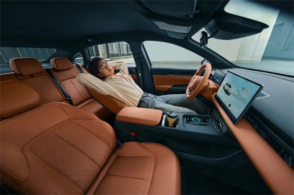 限时先享置换一口价！「10万级600续航中级轿车」五菱星光2025款正式上市！