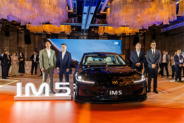 智己汽车重磅登陆香港市。6系双车同步上市