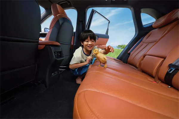 置换补贴价8.98万元起！五菱星光S 2025款正式上市，以「大快好省」打造全场景家庭出行体验！