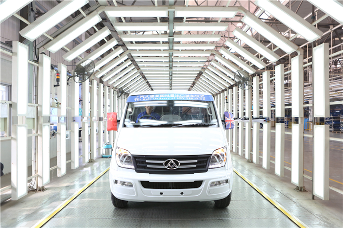 开云电子大通批量出口英国V80发车 续写“大通速度”出口传奇