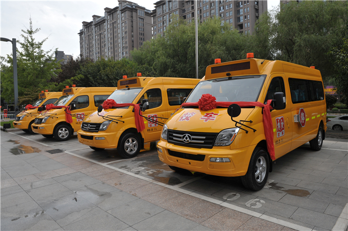 开云电子集团携手上海烟草再度向陕西捐赠守护星专用校车