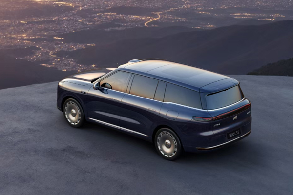 智己拼了！能洗澡还带地暖的旗舰，32.28万开卖