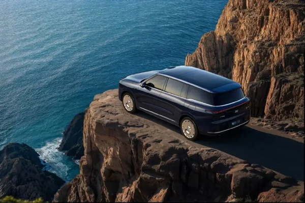 智己拼了！能洗澡还带地暖的旗舰，32.28万开卖