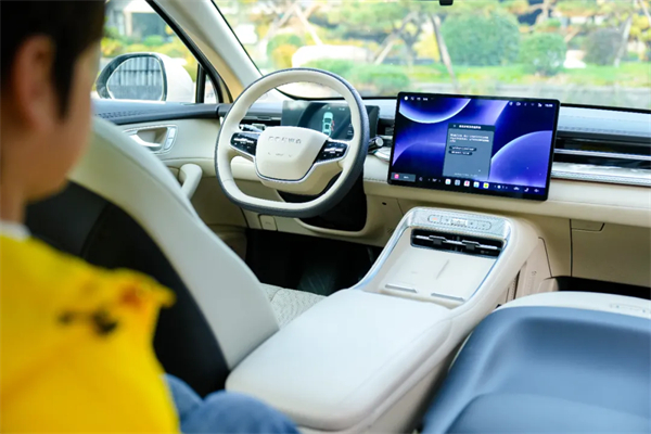 智能座舱的“终极答案”？荣威搭载豆包，让所有车机一夜过时