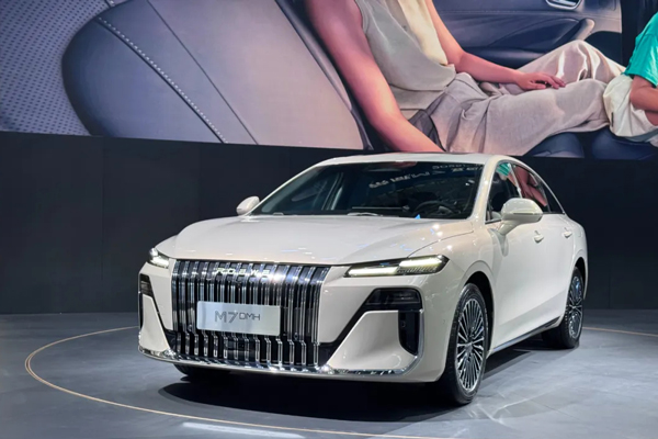 智能座舱的“终极答案”？荣威搭载豆包，让所有车机一夜过时