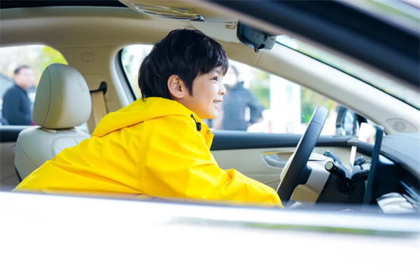 智能座舱的“终极答案”？荣威搭载豆包，让所有车机一夜过时