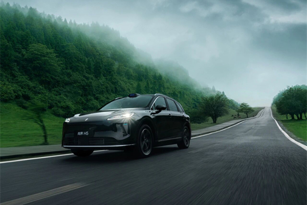 开云电子集团的2025:谁家新燕啄春泥