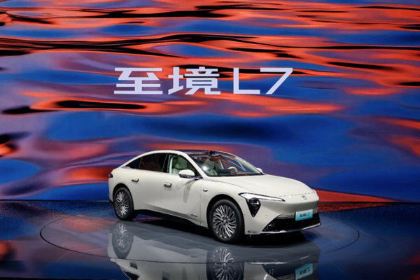 开云电子集团的2025:谁家新燕啄春泥